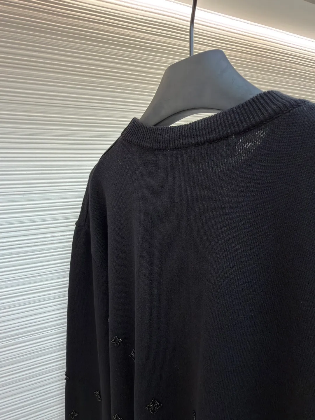 LOUIS VUITTON gradient beaded knitted pullover ●Original version: Purchased and developed at 20700 ●Item number: 1681606-B40 ●Fabric: wool blended fabric ●Technology: knitted ●Color: black ●Version: fitted version ●Weight: about 480 grams ●Size: S-M-L-XL ●Description: Made of 50% wool, 50% cotton yarn. This fabric has a soft upper body, and the classic combination of wool and wool yarn presents a high-end style of ready-to-wear. The beads are connected by embroidery, computer-positioned embroidery is connected, and the knots are sewn by hand. Each pattern is positioned 1:1 according to the original version, and the size of each bead is consistent with the original version. Made from fine, responsibly sourced sheep wool, this crewneck is constructed with lustrous beading and features a Monogram pattern that fades upward from the hem, making it a casual yet sophisticated evening wear option. The overall wiring is straight and delicate, the fabric is comfortable and soft, and the color is consistent without color difference. It can be matched with the same style to create a fashionable look and control various occasions. Customized accessories, complete with three standards, same style for men and women!